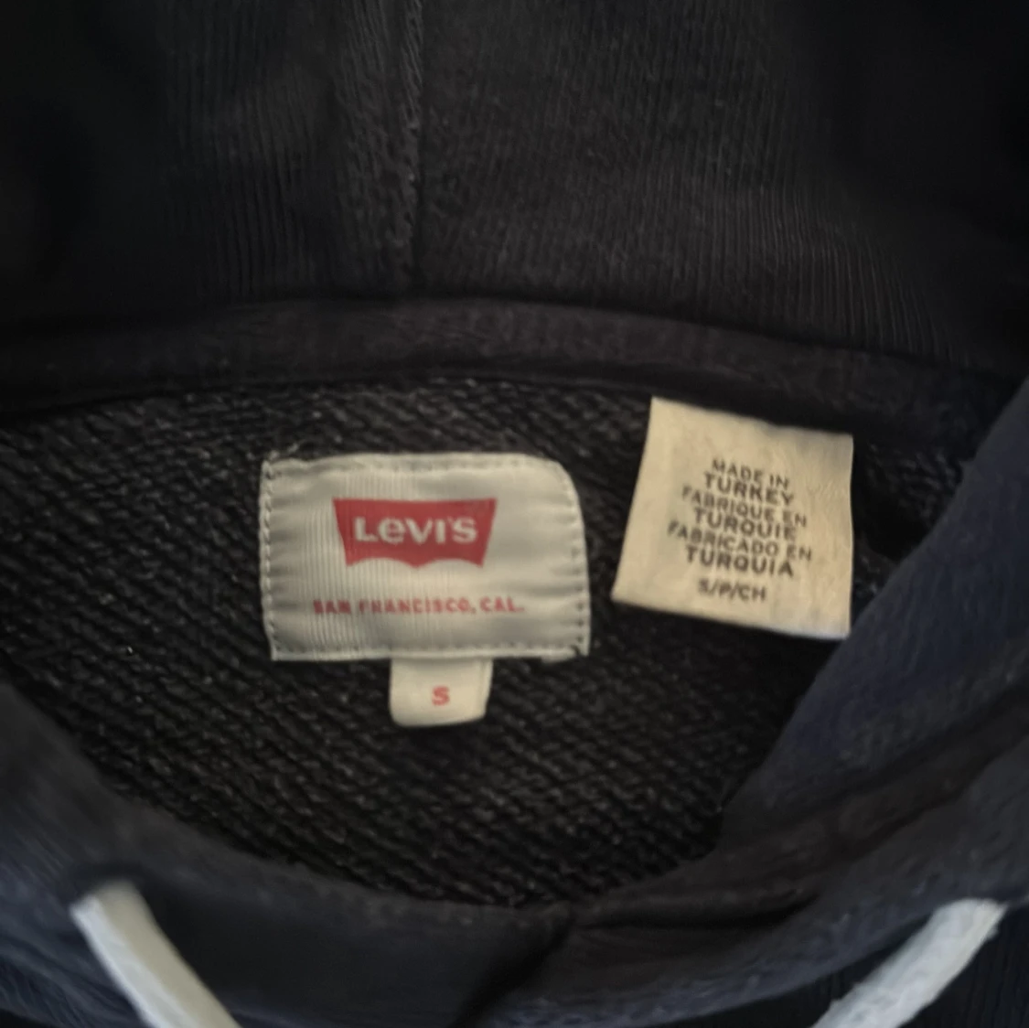 Marin blå hoodie från Levi's - 3