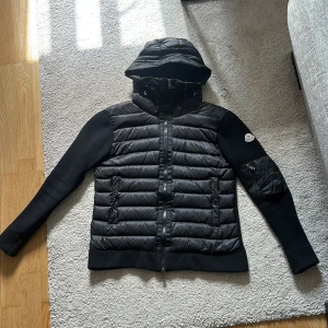 Svart Moncler Gardian  - Svart Moncler Gardian strl M säljes då den var lite för liten i Storleken för mig, bra skick inga hål eller likande.