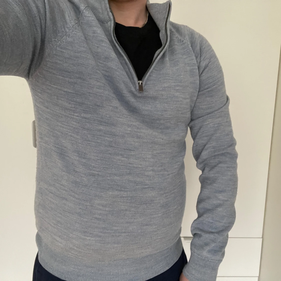 Grå tröja med dragkedja från Bläck