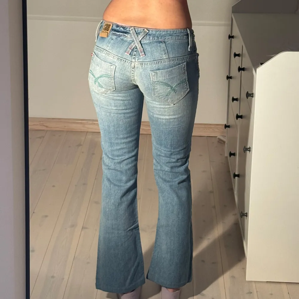 Super snygga jeans med en perfekt passform. Midjemått: 35cm Innerbenslängd: 70cm. (Uppsydda i längden, se sista bilden.) Kolla in min profil och följ för fler plagg🙌. Farkut & Housut.