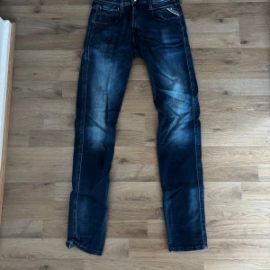Mörkblå replay hyperflex - Säljer ett par riktigt snygga mörkblå Replay hyperflex jeans🔥. Säljer då jag aldrig använt dem. Hör av er vid frågor eller intresse.