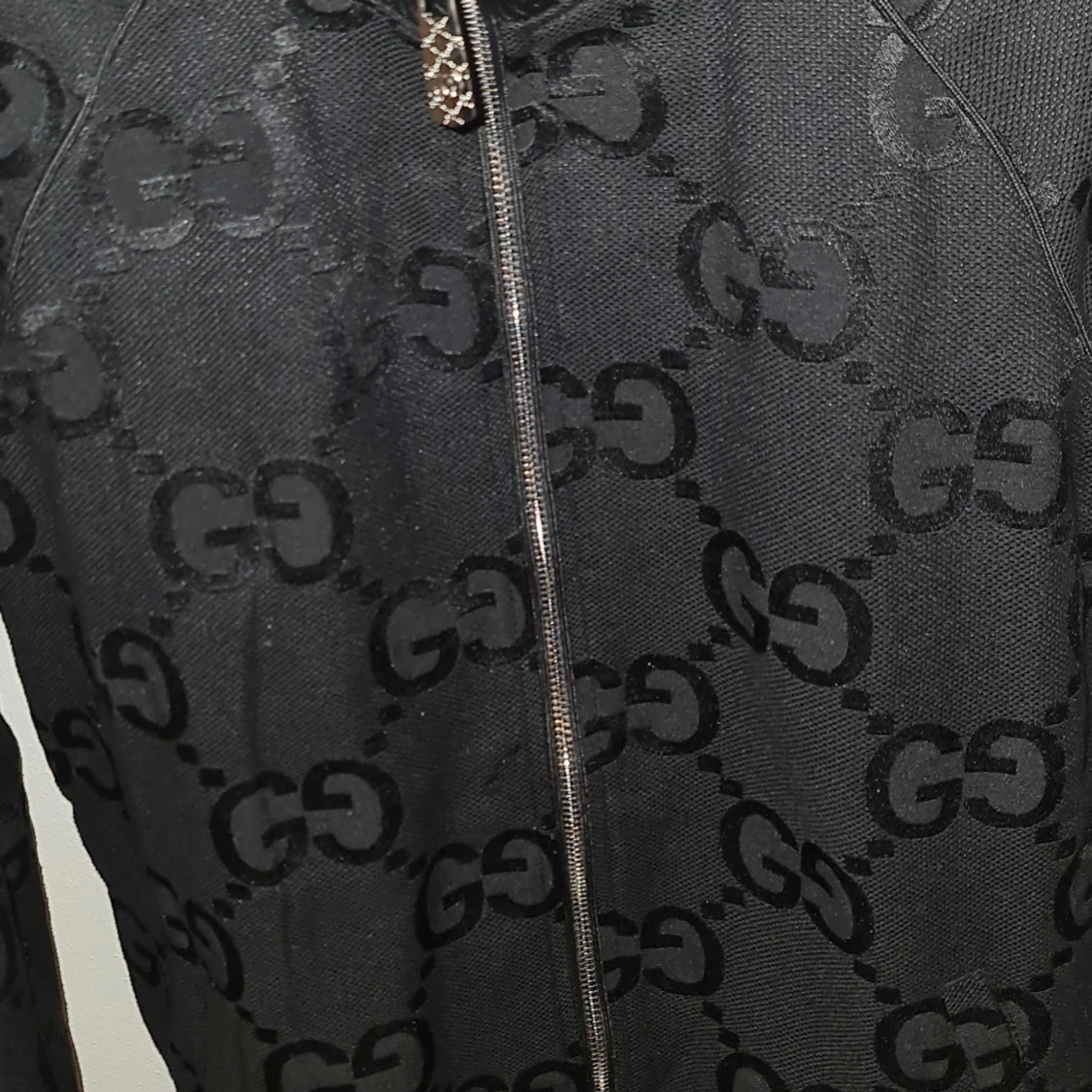 Svart mönstrad jacka med dragkedja - 1