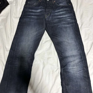 Mörkblå jeans från Crocker - Säljer ett par mörkblå jeans från Crocker med en klassisk femficksdesign. De har en tapered passform och är tillverkade i slitstarkt denim. Perfekta för en avslappnad stil.
