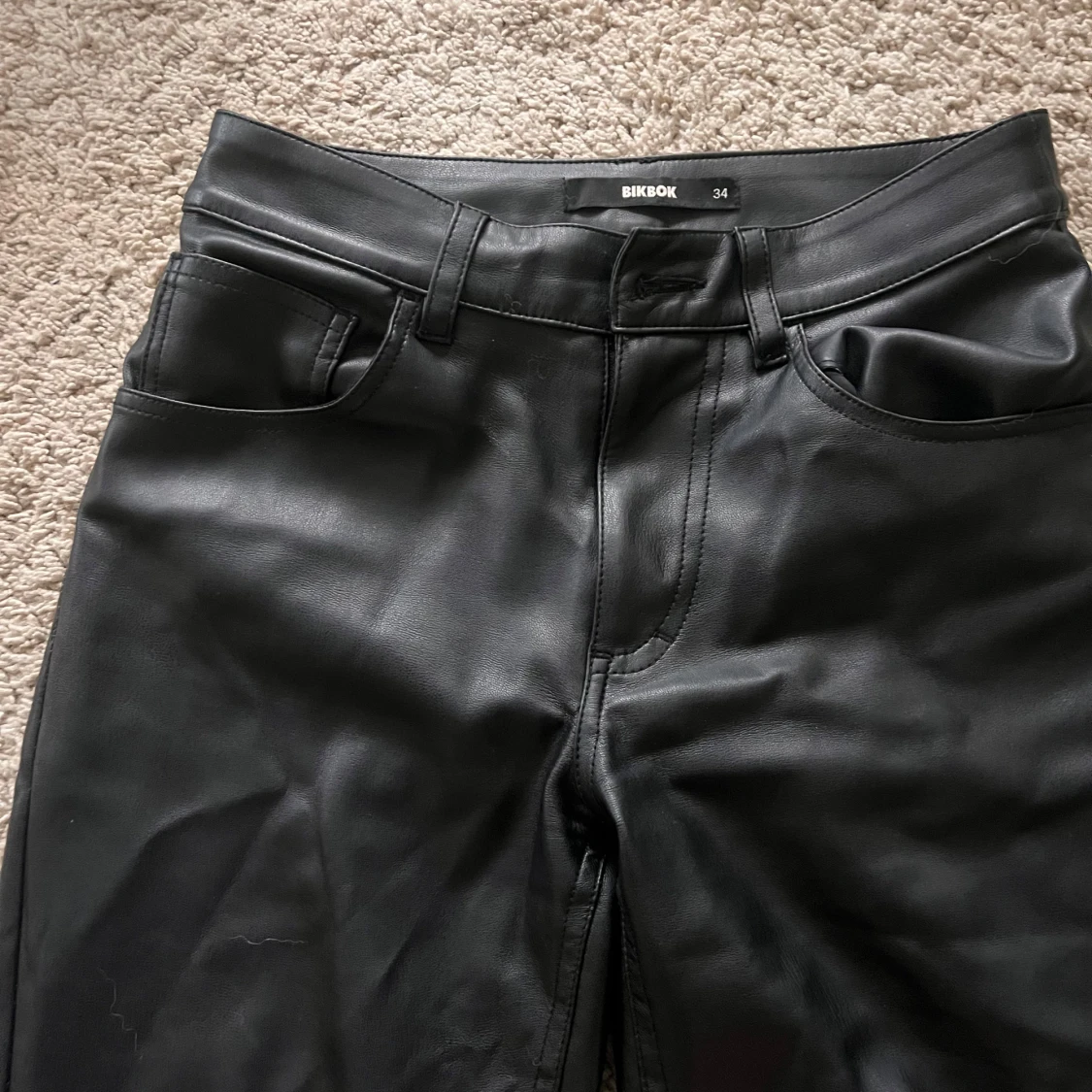 Svarta lowwaisted skinnbyxor från Bik Bok - 3