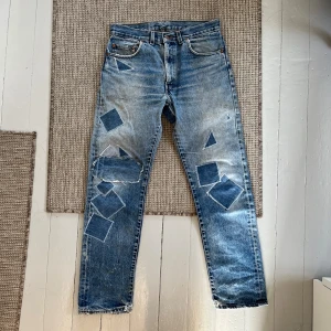 Levi’s 505 vintage custom lagade jeans - Unika vintage lagade Levi’s i modellen 505. Bra skick strl W33 L32 tror jag men passar mer som 30 eller 31. 