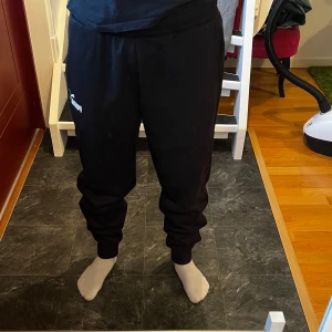 Svarta mjukisbyxor från Puma - Säljer ett par svarta mjukisbyxor från Puma. Ny pris: 449: dem är köpta på Intersport 