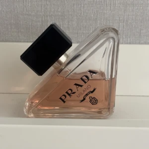 Prada Paradoxe Parfym - Parfym från Prada, flaskan är 90ml men har använt en del av den som ni kan se, doftar jättegott och perfekt till sommaren och våren! Köpte den i somras 😊 