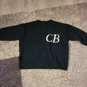 Mörkblå stickad tröja från Cole Buxton - Tröjan är använd en del, men jag har tagit bra hand om den, så där är inga synliga fel eller liknande. Jag tycker att det givna priset är lämpligt med tanke på vad nypriset för en likadan tröja är, men om ni inte håller med mig så är jag öppen för nya prisförslag. 