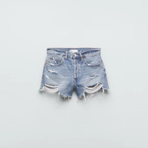 Ljusblå zara jeansshorts  - Ljusblå jeansshorts från zara i storlek 36 men passar mig som brukar ha 34.