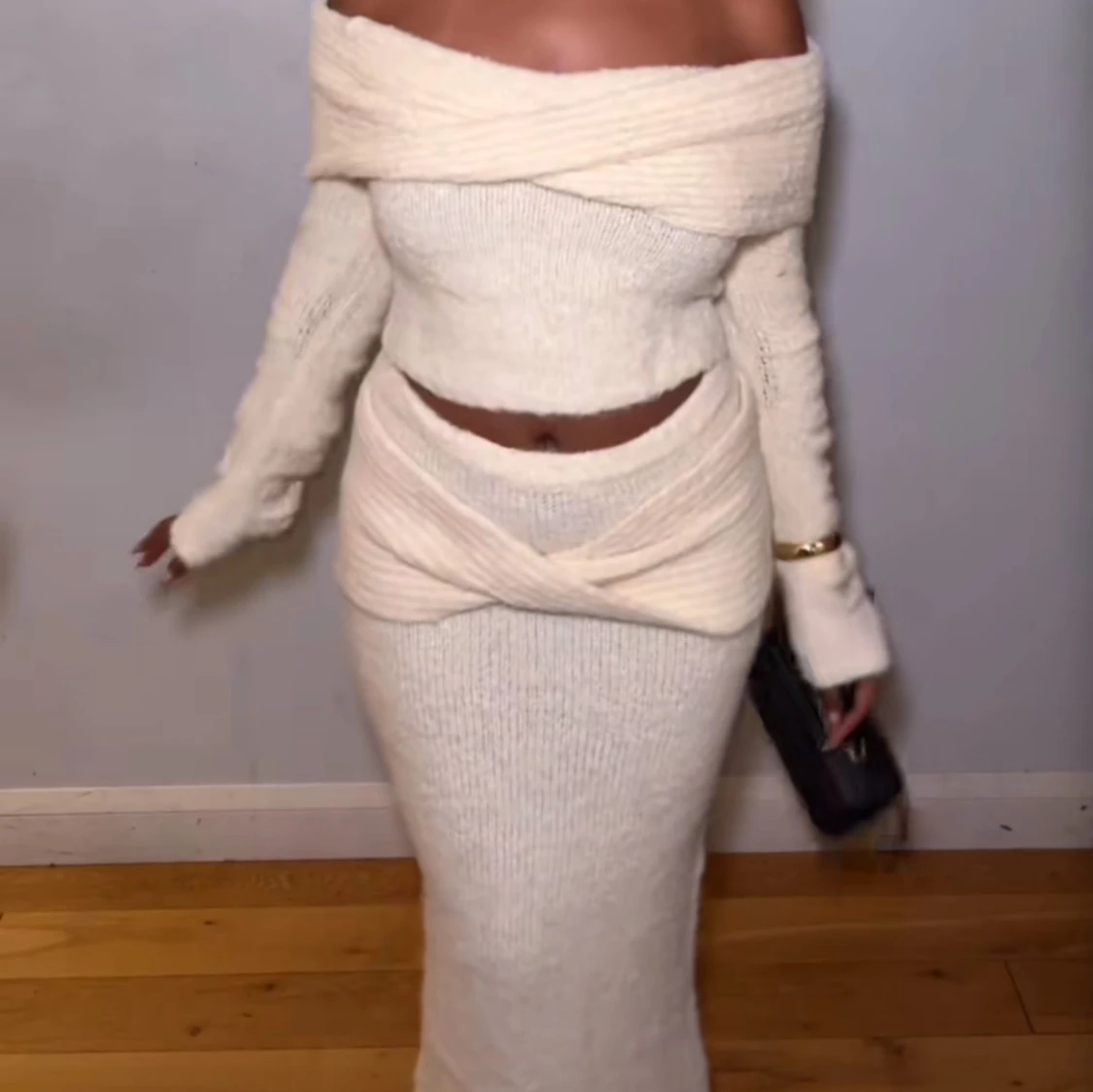 Krämfärgad stickat set  - 1