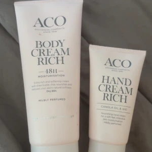 ACO Body Cream Rich och Hand Cream Rich - Säljer ACO Body Cream Rich och Hand Cream Rich. Body Cream ger 48 timmars återfuktning med sheasmör och är milt parfymerad. Hand Cream innehåller canolaolja och Q10 för mjuka händer. Båda är perfekta för torr hud. Säljs som paket 