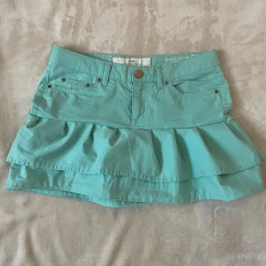 Turkos kortkjol med volang - Säljer en söt turkos kortkjol! Så fin till sommaren!🌺💕                                               Midjemått: 37 cm 💞