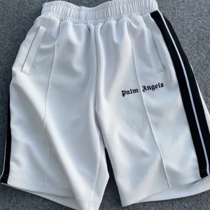 Palm angels shorts  - Säljer dessa skörna och snygga Palm angels shorts i storlek S skick 8/10 passar perfekt till sommaren. Har lite fleckar men dem syns inte vid användning. Ta gärna kontakt vid frågor och annat📩