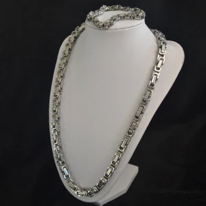 | ZANORA | Kedja Kit | Silver Toning Rostfritt Stål | Halsband 8mm 60cm & Armband 6mm 22cm - ZANORA kedja kit i silver-tonat rostfritt stål för en elegant och modern stil. Halsbandet (8mm, 60cm) och armbandet (6mm, 22cm) kombinerar stil och hållbarhet, vilket gör dem perfekta för både vardag och fest. Tidlös design som ger en sofistikerad touch till din look.