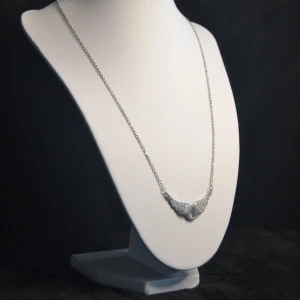 | ZANORA | 45 - 50CM | SILVER TONAD | ROSTFRITT STÅL | KRISTALL VINGAR | - Detta vackra halsband från ZANORA är designat med kristaller och änglavingar i en silver-tonad finish. Tillverkat i rostfritt stål, är det både stiligt och hållbart. Halsbandet har en justerbar längd på 45-50 cm, vilket gör det perfekt för alla tillfällen. Tveka inte att höra av er om ni har några frågor! Följ oss gärna på Instagram och TikTok @ZANORA.store för mer inspiration och nyheter.