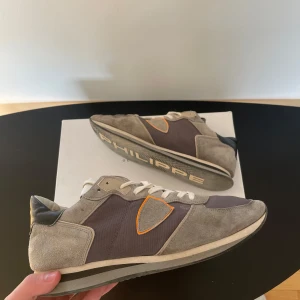Philippe Model Trainers - Säljer ett par sjukt feta trainers från Philippe Model. Skorna är i bra skick endast lite smutsiga och är i strl 42 men kan även passa 43. Hör gärna av er vid frågor eller funderingar!!