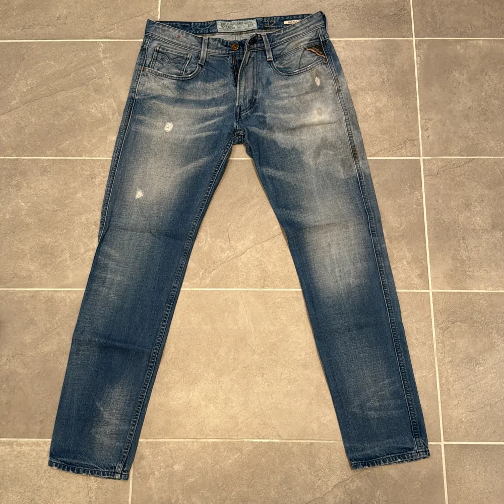 Ett par riktigt snygga jeans från Replay i storlek W32 L32 i modellen Anbbas . Farkut & Housut.