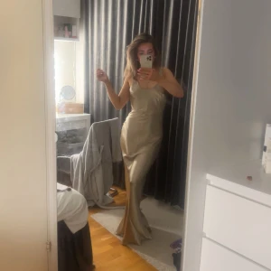 Bal klänning - Säljer denna balklänning då jag ångrat mig och hittat en annan jag hellre vill ha!! Den är helt oanvänd men testat 1 gång som ni ser på bilden och lappen sitter kvar. Säljer den för 1000kr eller högst bjudande!          ‼️SKRIV INNAN NI KÖPER ‼️