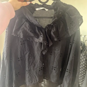 Snygg svart blus  - Super fin blus! 