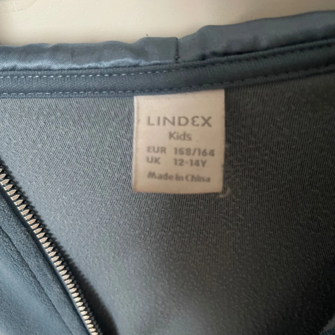 Blå hoodie från Lindex - 3