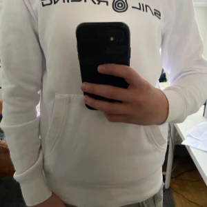 Vit hoodie från Sail Racing - Säljer en stilren vit hoodie från Sail Raicing, Retail ligger på ca 1400kr på NK där den är köpt men hör av er vid frågor och priset kan diskuteras! 📦👖