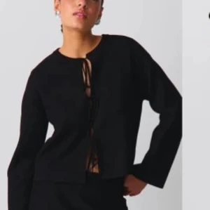 Svart långärmad tröja med snörning - Snygg svart tröja med långa ärmar och knytning framtill. Perfekt för alla tillfällen. Använd 1-2 gånger❤️nyskick 