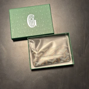 Goyar korthållare - Riktigt fin och lyxig goyar korthållare, kommer med box och är inplastad för extra skydd. Aldrig använd. Nypris ca 4000-5000kr Riktigt snygg touch till en grisch outfit