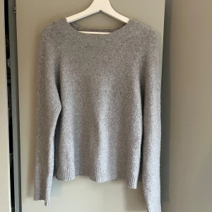Grå stickad tröja från Vero Moda - Säljer en stilren grå stickad tröja från Vero Moda.