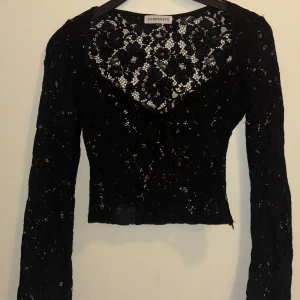Svart Venderbys spets-topp  - Använd men i fint skick, står strl xs/s men skulle säga är som en xs. Nypris ca. 449dkk (670kr)