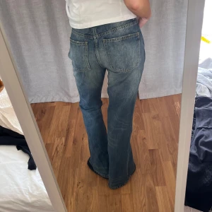 Bootcutjeans  - Bootcutjeans från zara. Bra skick, köpta för något år sedan och har inte använts jättemycket. Midjemått 36cm rakt över och innerbenslängd 82cm