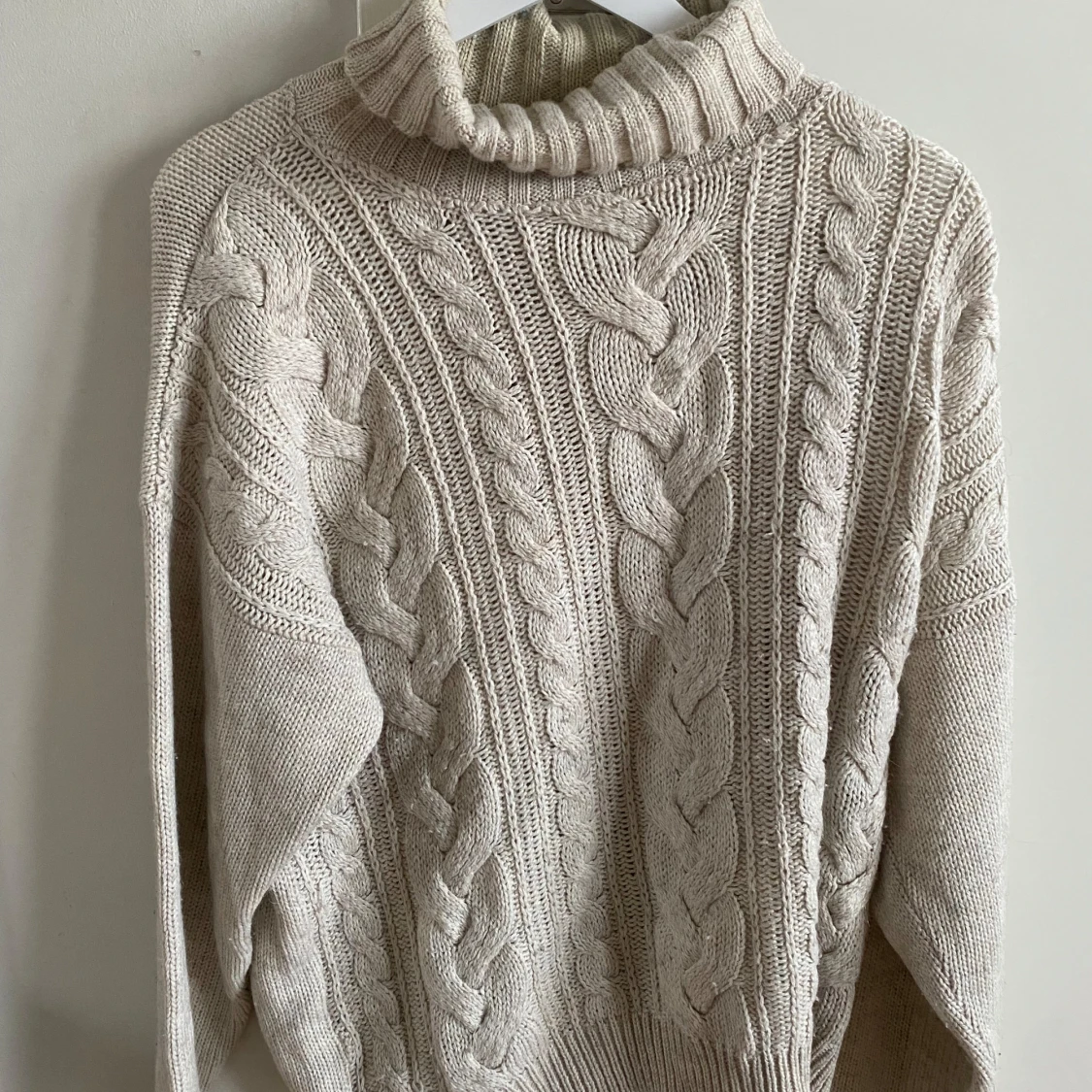 Beige stickad polotröja