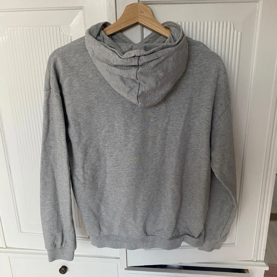 Grå hoodie med Voilà-tryck - 2