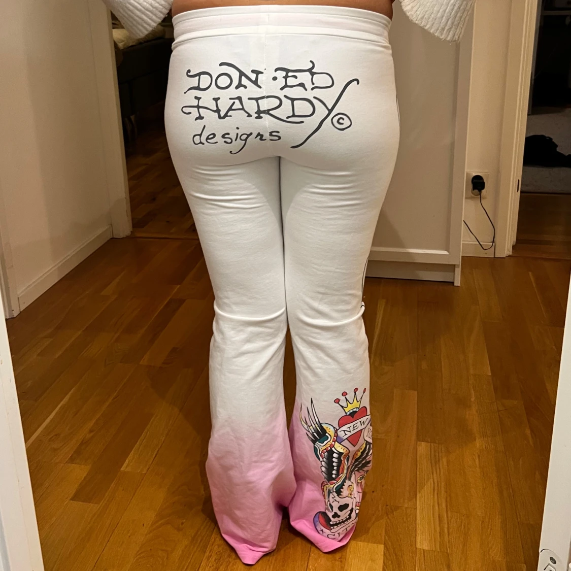 Vita och rosa byxor från Ed Hardy