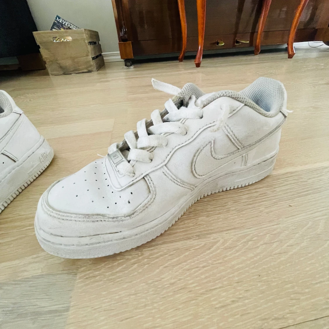 Vita Nike Air Force sneakers i bra skick  - 1