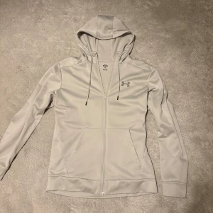 Under Armour Hoodie - Säljer nu denna Under Armour hoodie, i storlek M. Skriv vid fråga/fundering.
