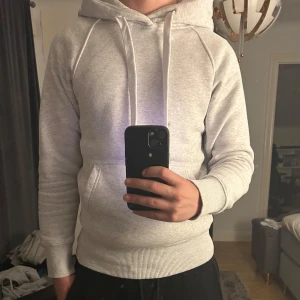 Grå hoodie från russemerch - Tja! Säljer min hoodie från russemerch i ett väldigt bra skick. 10/10. Använt några gånger. Hör av dig vid funderingar!