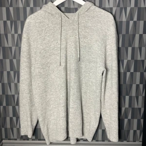 Merinoull hoodie - Säljer en stilren grå merinoull hoodie i fantastiskt skick. Storleken är M, hör av er vid funderingar//