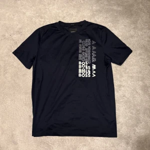 Hugo Boss T-Shirt - Säljer nu denna Hugo Boss T-Shirt, i storlek M. Skriv vid fundering/frpga!