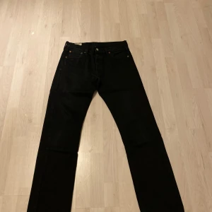 Svarta Levis 501 jeans - Säljer ett par klassiska svarta Levis 501 jeans. De har en rak passform och är tillverkade i slitstarkt denim.     Skick 6/10