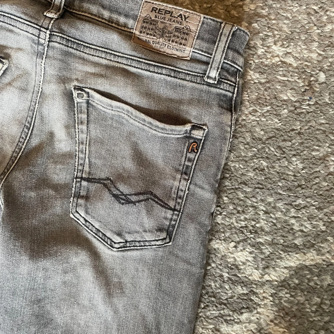 Grå jeans från Replay.  - 2