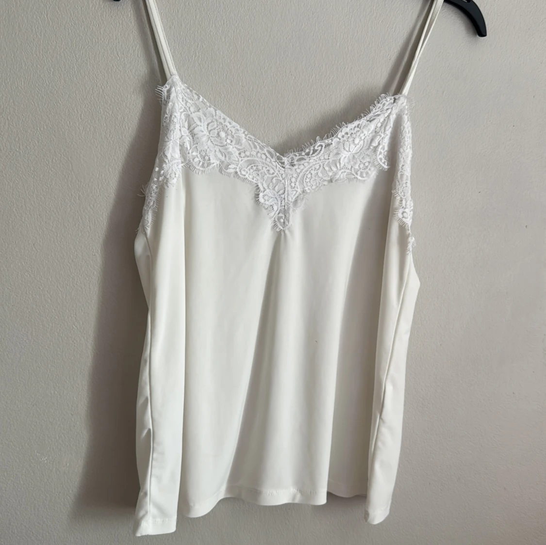 Vit linne med spetsdetaljer