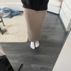 Beige långkjol med slits - Säljer beige långkjoli storlek xs från lager 157💕