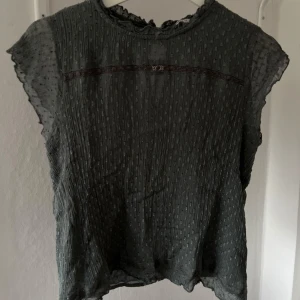Grön blus - Säljer en stilren grön blus i storlek 38 sitter som en S🩷