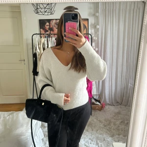 Stickad tröja  - V-ringad stickad tröja 💕💕