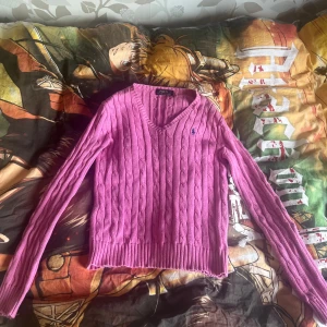 Rosa Ralph lauren tröja - Skitsnygg tröja som knappt är använd. Från Ralph lauren i storlek s, endast använd ett fåtal gånger. Tryck gärna på köp nu 🩷