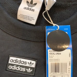 Oanvänd adidas sweatshirt S - Adidas vocal crew sweatshirt helt ny oanvänd i storlek S. Stor i storleken, lite oversized enligt mig. Färgen är black noir svart. Nypris 799kr.