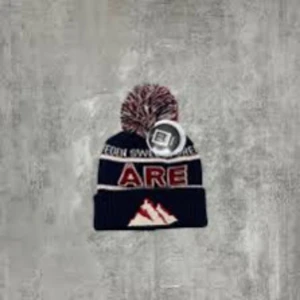 Åre mössor  - Snygg populär Åre mössa. Passar både killar och tjejer. Jag köper den ny i Åre och säljer den sedan så den är helt ny från butik. 