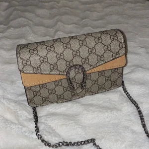 Mönstrad kuvertväska med kedja - Oanvänd