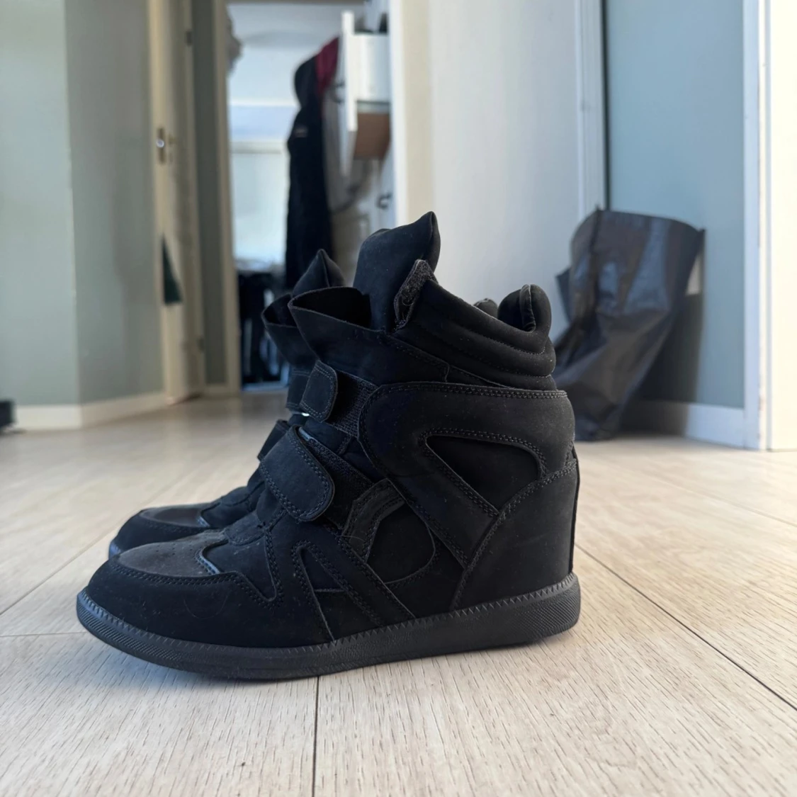 Svarta sneakers med kilklack - 90