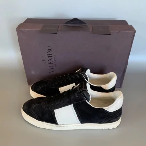 Valentino Flycrews  - Tja, säljer nu dessa Valentino Flycrews i otroligt bra skicka, dom är självklart äkta, box och kort tillkommer. Tveka inte att höra av er vid minsta lilla fråga!! 